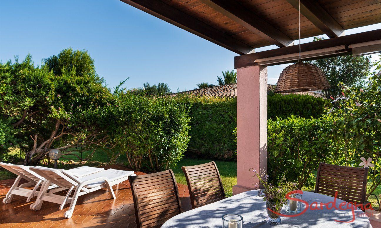 Villa Roberta | View into the green garden Front view, garden and terrace