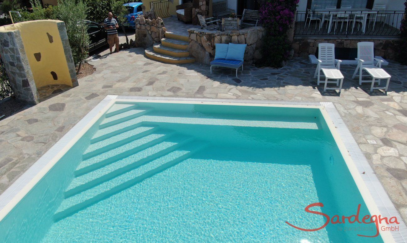 Villa Maestrale | Pool with stairs to enter Villa Maestrale, Cala Ginepro, North Sardinia