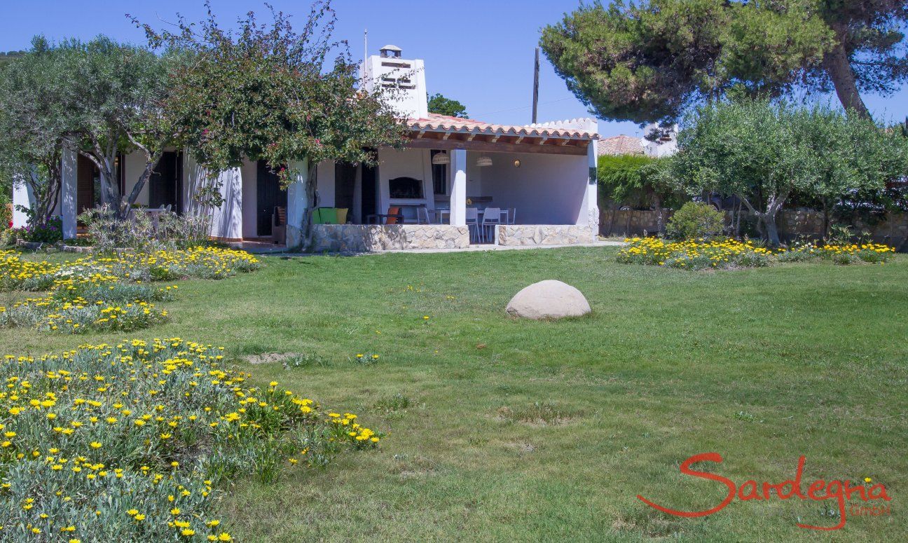 Villetta Fabio | The large old garden ends at the beach Villetta Fabio, Costa Rei
