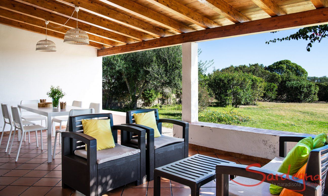 Villetta Fabio | Lounge area for during the day and in the evening Patio Villetta Fabio Costa Rei