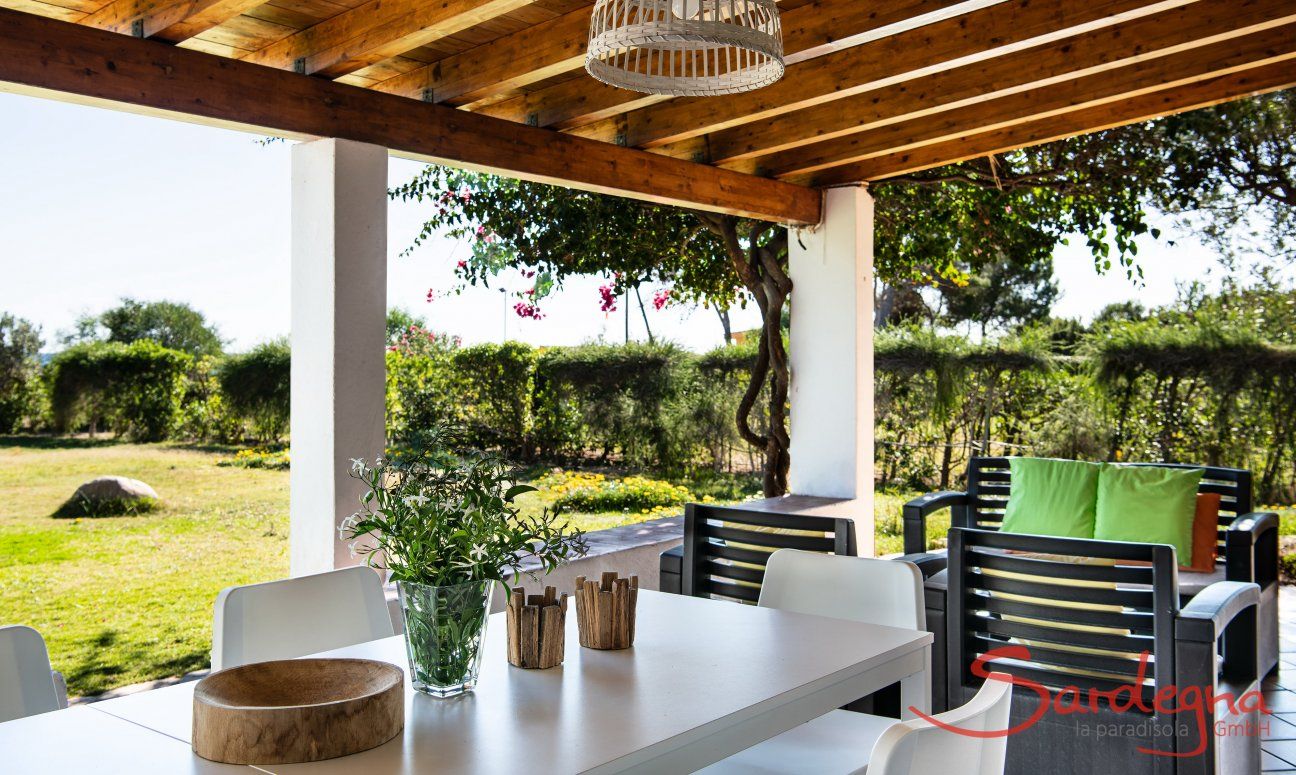 Villetta Fabio | Spacious dining table with sea view Outdoor dining table Villetta Fabio Costa Rei