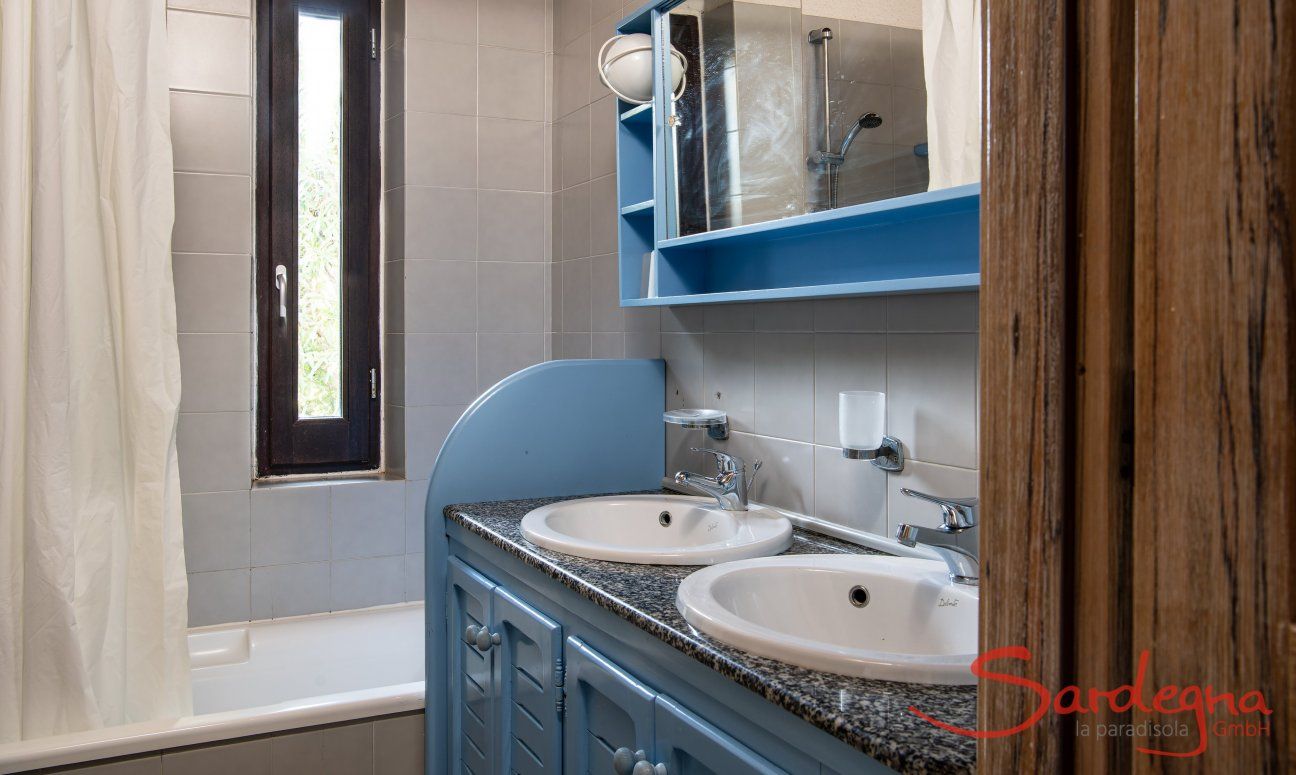 Bathroom with bathtub Villetta Quattro Costa Rei