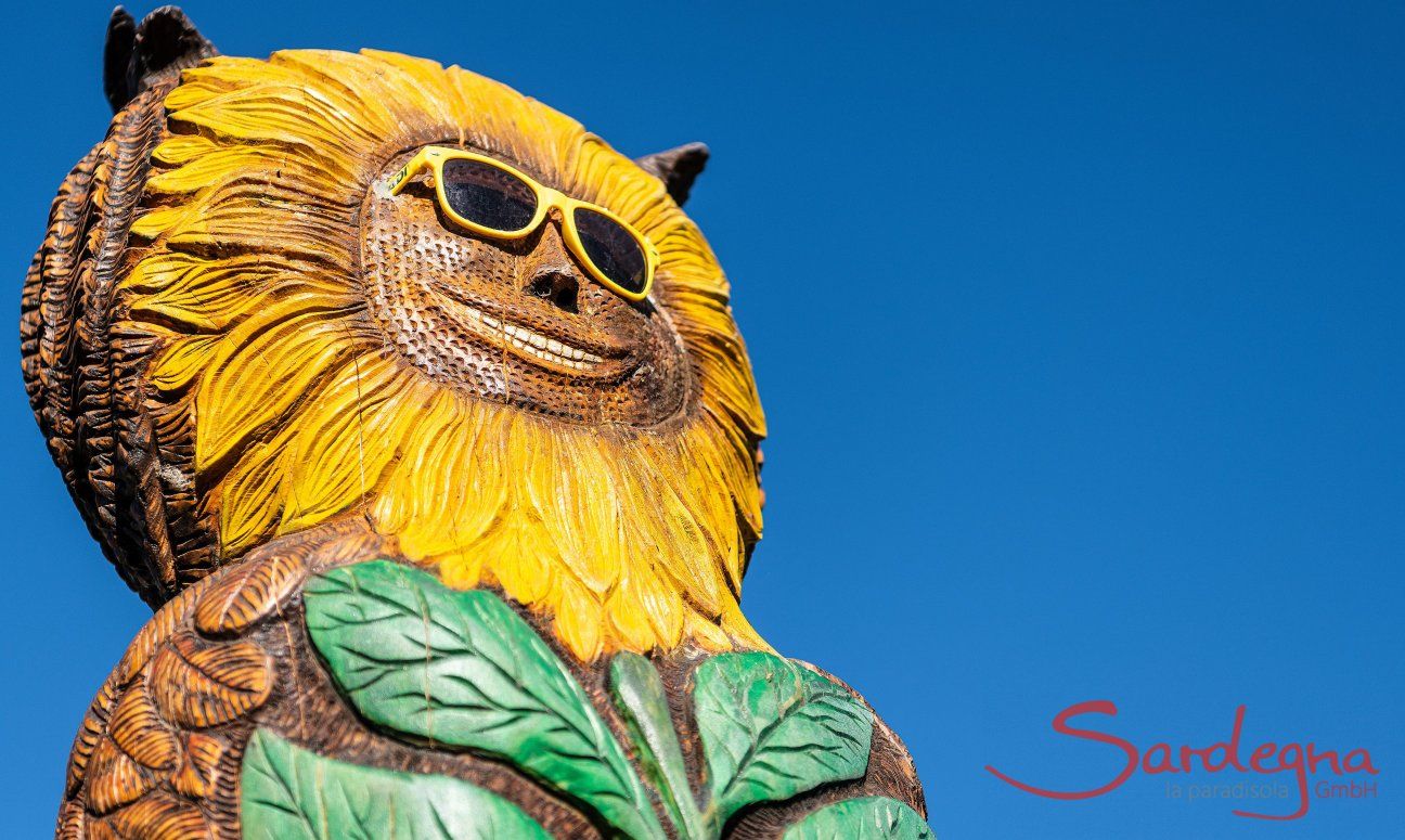 Villetta 3 | View to the sky with sunglasses Owl statue Villetta 3 Costa Rei