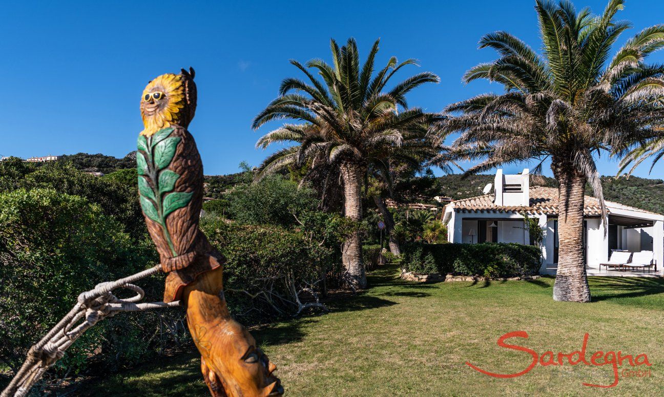 Villetta 3 | Landmark of the house is the hand carved statue Owl statue with garden Villetta 3 Costa Rei