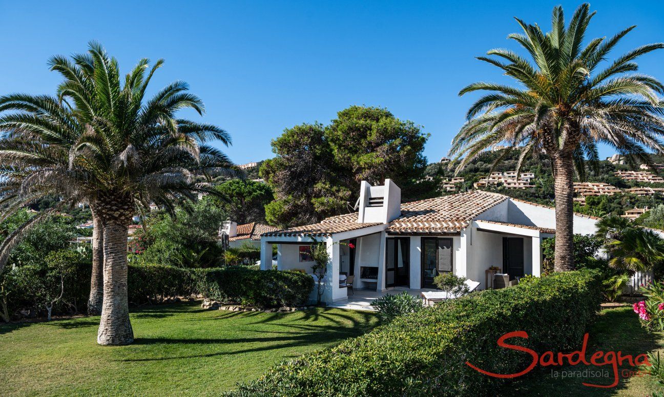Villetta 3 | Hills behind the house and palm trees in the garden House and garden Villetta 3 Costa Rei