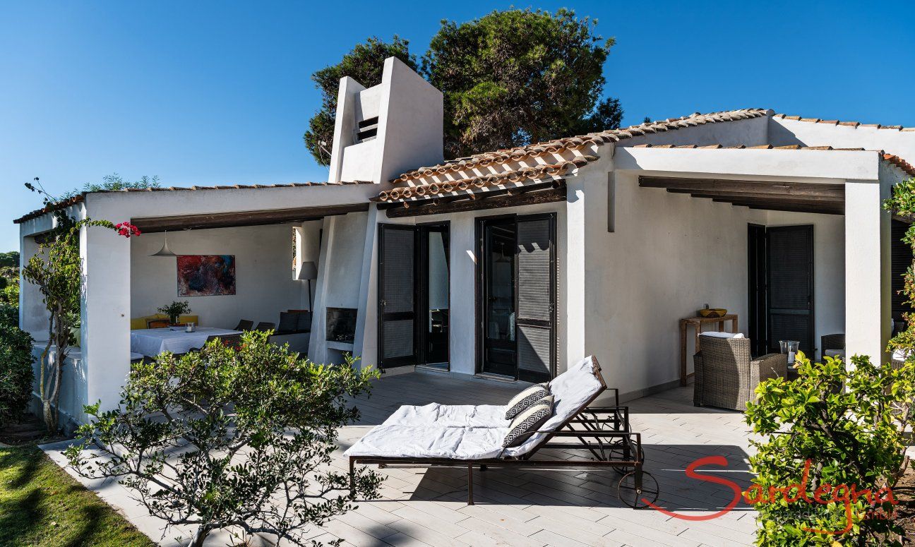 Villetta 3 | Spacious, covered terrace with brick barbecue Outdoor area Villetta 3 Costa Rei