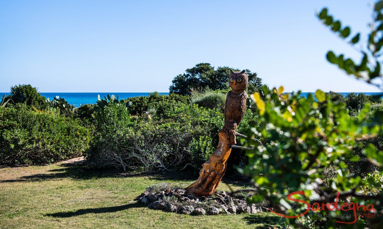 Villetta 3 | Once again the "gufo", the protector of the garden Statue owl Villetta 3 Costa Rei