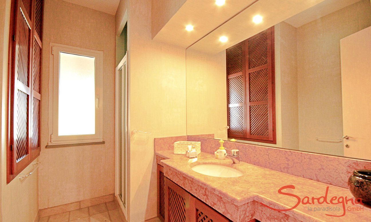 Villa Ulivi 27 | Bathroom with marble basin V. Ulivi 27