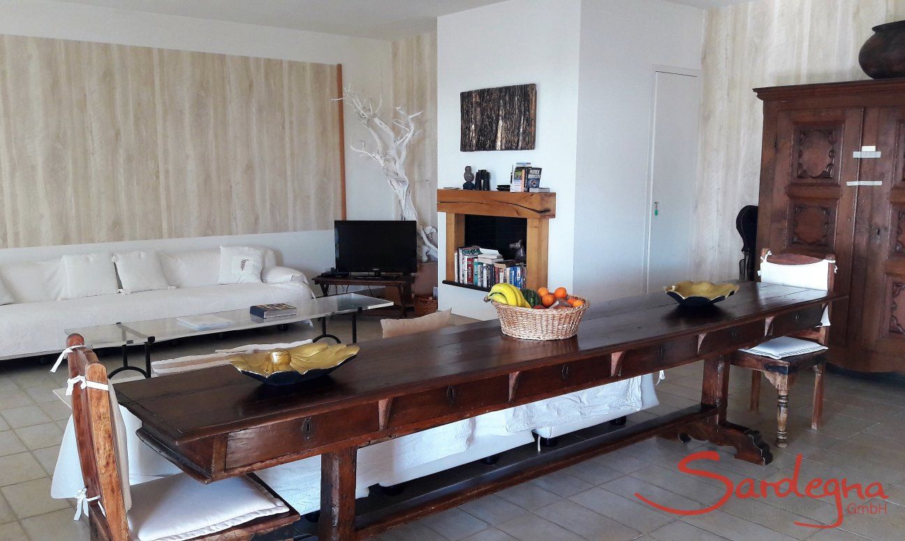 Villa Ulivi 27 | Living room with a big table and fireplace V. Ulivi 27