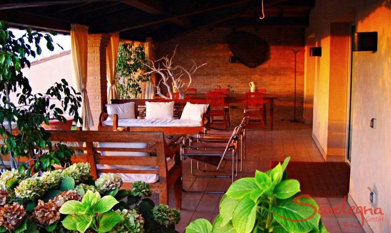 Villa Ulivi 27 | Terrace with dining table and sofas V. Ulivi 27