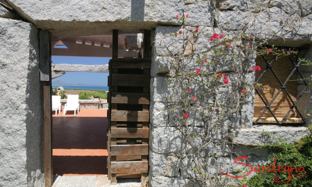 Entrance in granite to the holiday home Casa 20, Sant Elmo