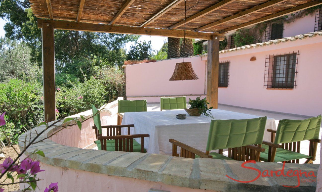 Villa Fiori 4 | Round, roofed dining area on the terrace bathroom