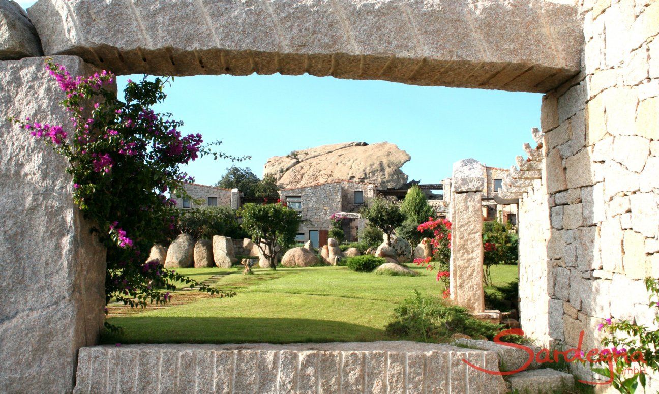 Villa Domus 9d | Path to the pool of Domus di Pitrizza bathroom