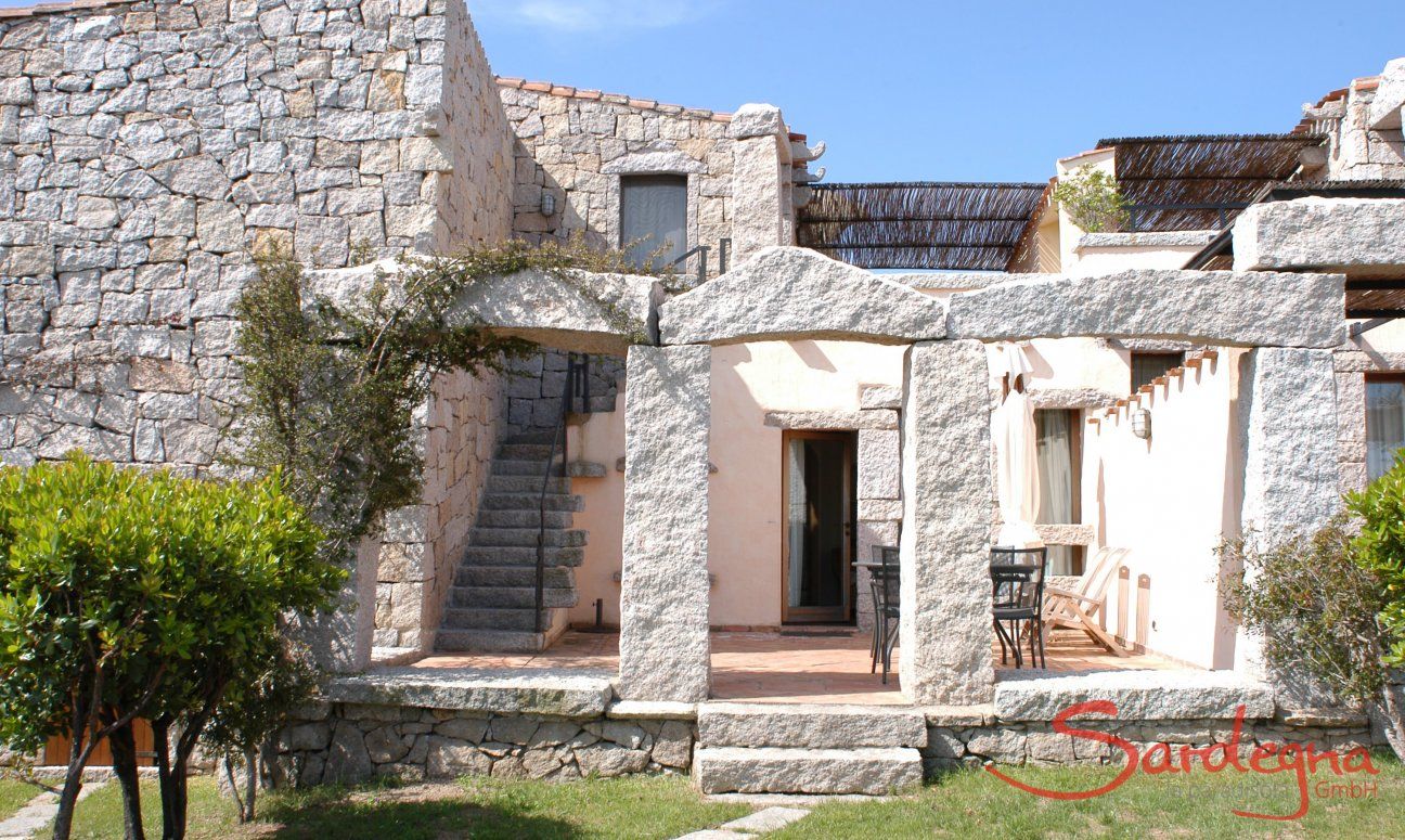 Villa Domus 17 | Three granite arches form the entrance to the house bathroom