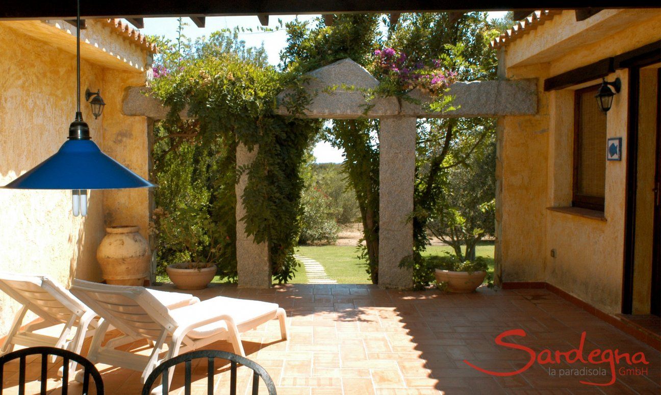 Casa Meloni 1 | Dining table on the terrace with garden view Dining table on the terrace with garden view