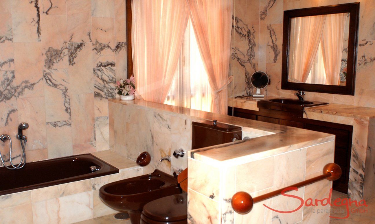 Villa Nautilus | Bathroom 2 with bathtub Bathroom