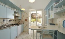 Fully equipped kitchen with door to the terrace  Villa Belle, Torre delle Stelle