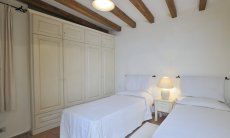 Villa Domus 17 | Bedroom 1 with two single beds on the ground floor Bedroom 1 with two single beds and storage space