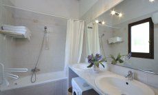 Villa Fiori 3 | Bathroom with bathtub, two sinks and washing machine Bathroom with bathtub, two sinks and washing machine