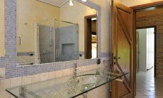 Villa Il Palmeto | Bathroom 2 with shower and a glas sink Bathroom 2 with shower and a glas sink