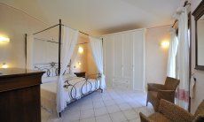 Villa Il Palmeto | Bedroom 1 with tester bed Bedroom 1 with tester bed