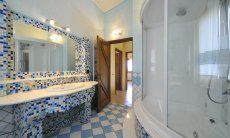 Villa Il Palmeto | Bathroom 1 with a big shower Bathroom 1 with a big shower