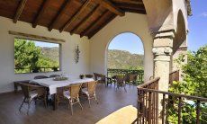 Roofed terrace with table for 8 people and view into the nature