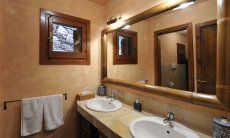 Apartment Country Club 1 | Bathroom with two sinks Bathroom with two sinks