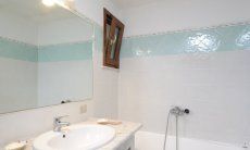 Villa Cala Ginepro | Bathroom 2 (downstairs) with bathtube Bathroom 2 (downstairs) with bathtube