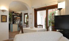 Villa Cala Ginepro | Living room with view towards the kitchen Living room with view towards the kitchen