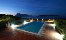 Villa Cala Ginepro | Private pool of the villa by night Prive pool of the villa by night