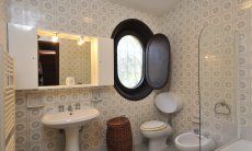 Villa Su Faru 1 | Bathroom 1 first floor with bathtub Bathroom 1 first floor with bathtube