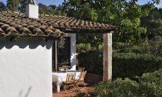 Su Faru 4 | Roofed terrace inmidst of a green garden Su Faru 4