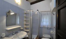 Su Faru 4 | Bathroom 1 with shower and bidet Bathroom 1 with shower and bidet