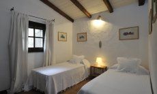 Su Faru 4 | Bedroom 2 with two single beds Bedroom 2 with two single beds