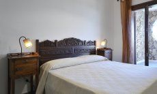 Apartment Castededdu 7 | Bedroom 2 with double sized bed and yard access Bedroom 2 with double sized bed and yard access