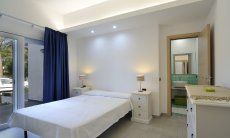 Apartment Cala Liberotto I | Bedroom 1 with double sized bed and ensuite-bathroom Bedroom 1 with double sized bed and ensuite-bathroom