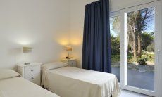 Apartment Cala Liberotto I | Bedroom 2 with two single beds and garden access Bedroom 2 with two single beds and garden access