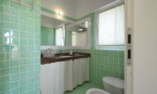 Li Conchi 25 | Ensuite bath with shower from bedroom 1 Sardinia