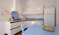 Kitchen with gas stove, washing machine, fride and dining table  Casa 20, Sant Elmo