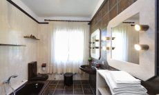 Villa Nautilus | Bathroom 1 with bathtub Modern bathroom 1 with bathtube