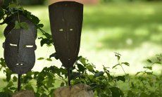 Villa Ulivi 12 | Asian masks decorate the garden Details