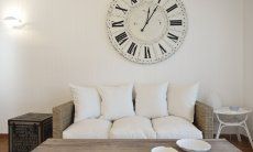 Li Conchi 11 | Couch and big clock Couch