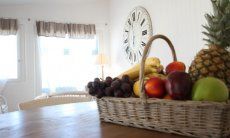 Li Conchi 33 | Fresh fruit in a basket Detail