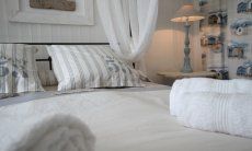 Li Conchi 25 | Double bed of bedroom 3 in the basement floor Detail bedrrom 3