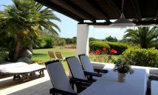 Roofed terrace with a view towards the garden