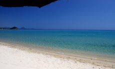 White sand and crystalclear water on the beach of Cala Sinzias, only about 1.5 miles from Li Conchi