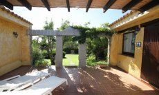 Casa Meloni 2 | Covered terrace with dining table and view towards the garden Covered terrace with garden view