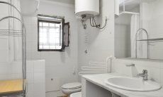 Bathroom groundfloor with shower and bidet 