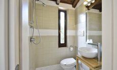 Villetta Quattro | Modern main bath with shower Modern main bath with a shower